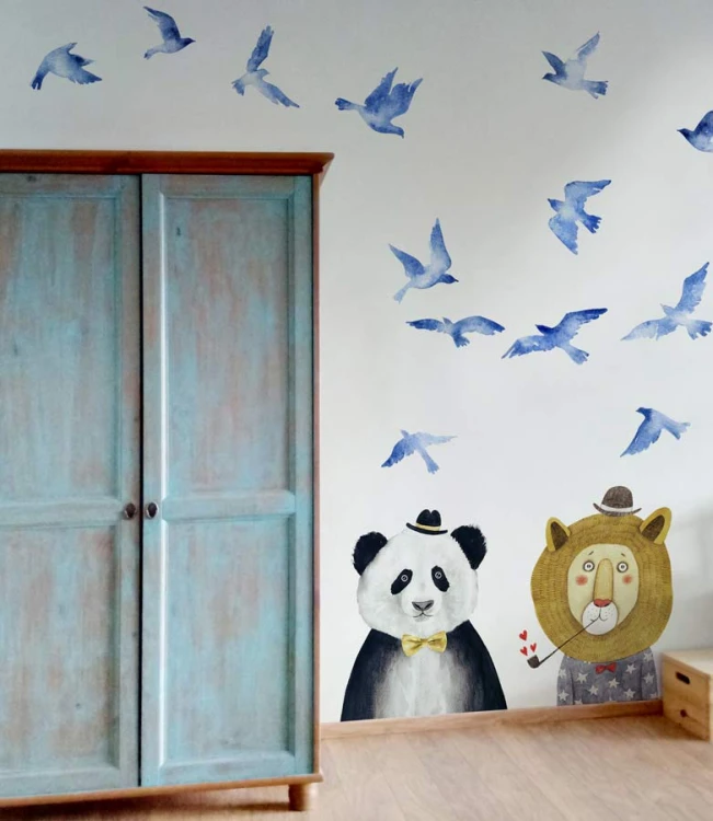Naklejki panda i lew w kapeluszach oraz niebieskie ptaki na ścianie pokoju dziecka przy drzwiach