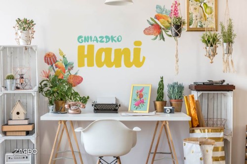 gniazdko-hanii-botaniczne-naklejki-na-sciane-papuga-pomaranczowa-egzotyczne-kwiaty-napisa-na-sciane-plakat-zpapuga-z-gruszka.jpg